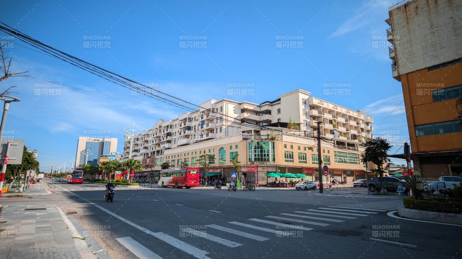 城市街景 晴空万里图片