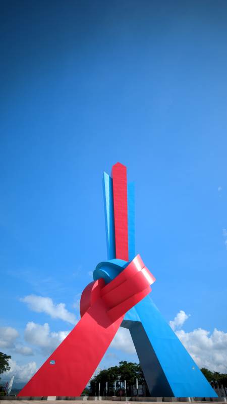 红蓝交织的雕塑图片