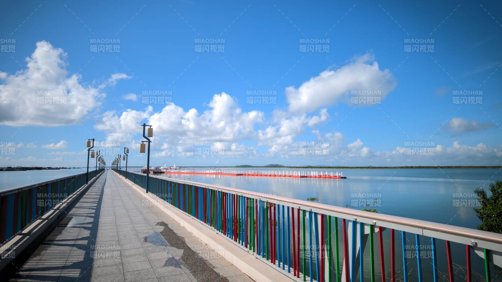 彩色栏杆桥畔风光图片