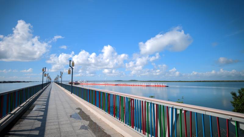 彩色栏杆桥畔风光图片