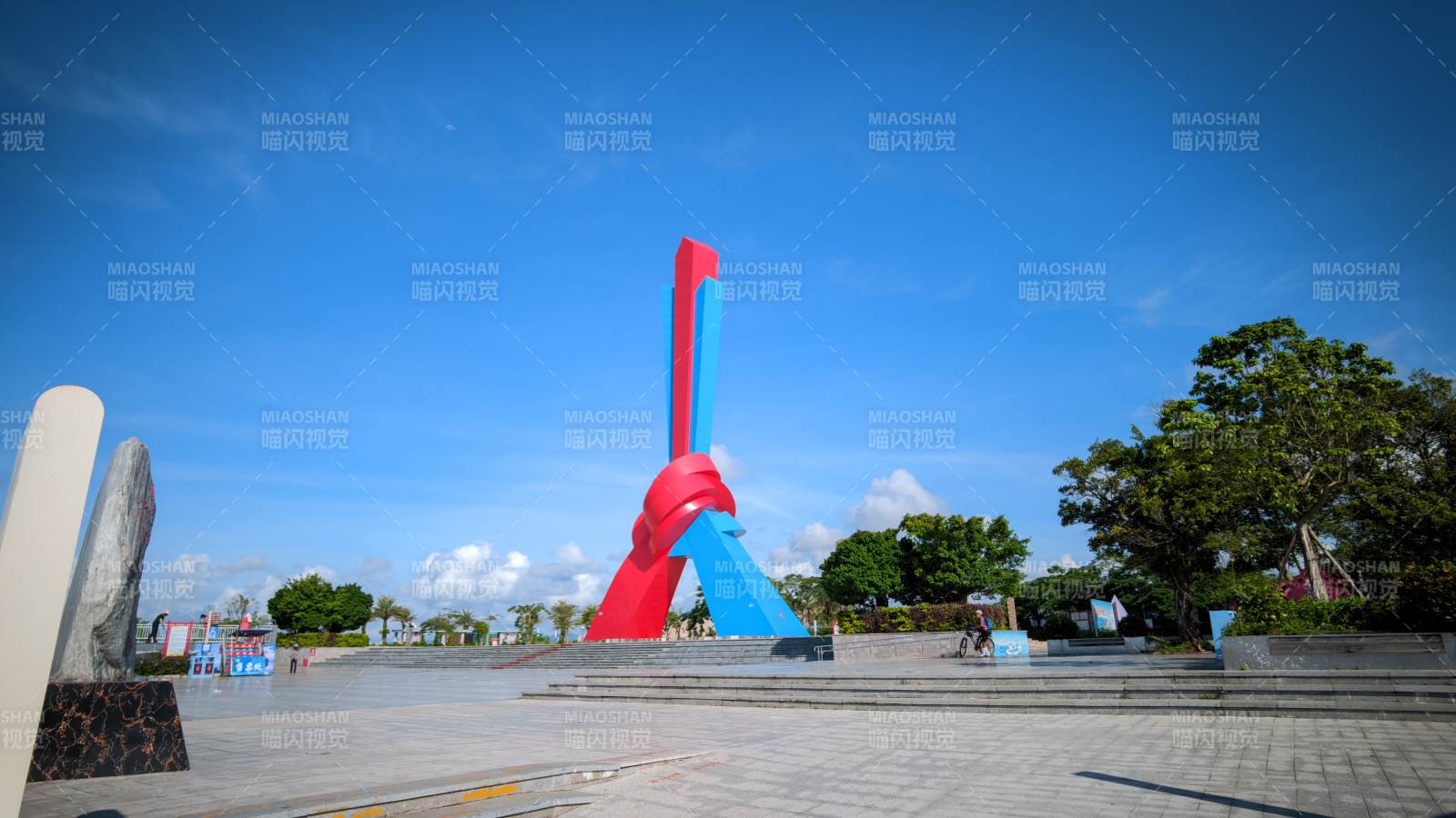 色彩雕塑广场图片