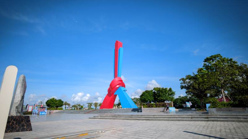 色彩雕塑广场图片