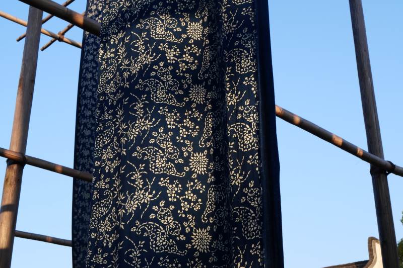 蓝底金花布艺挂饰图片