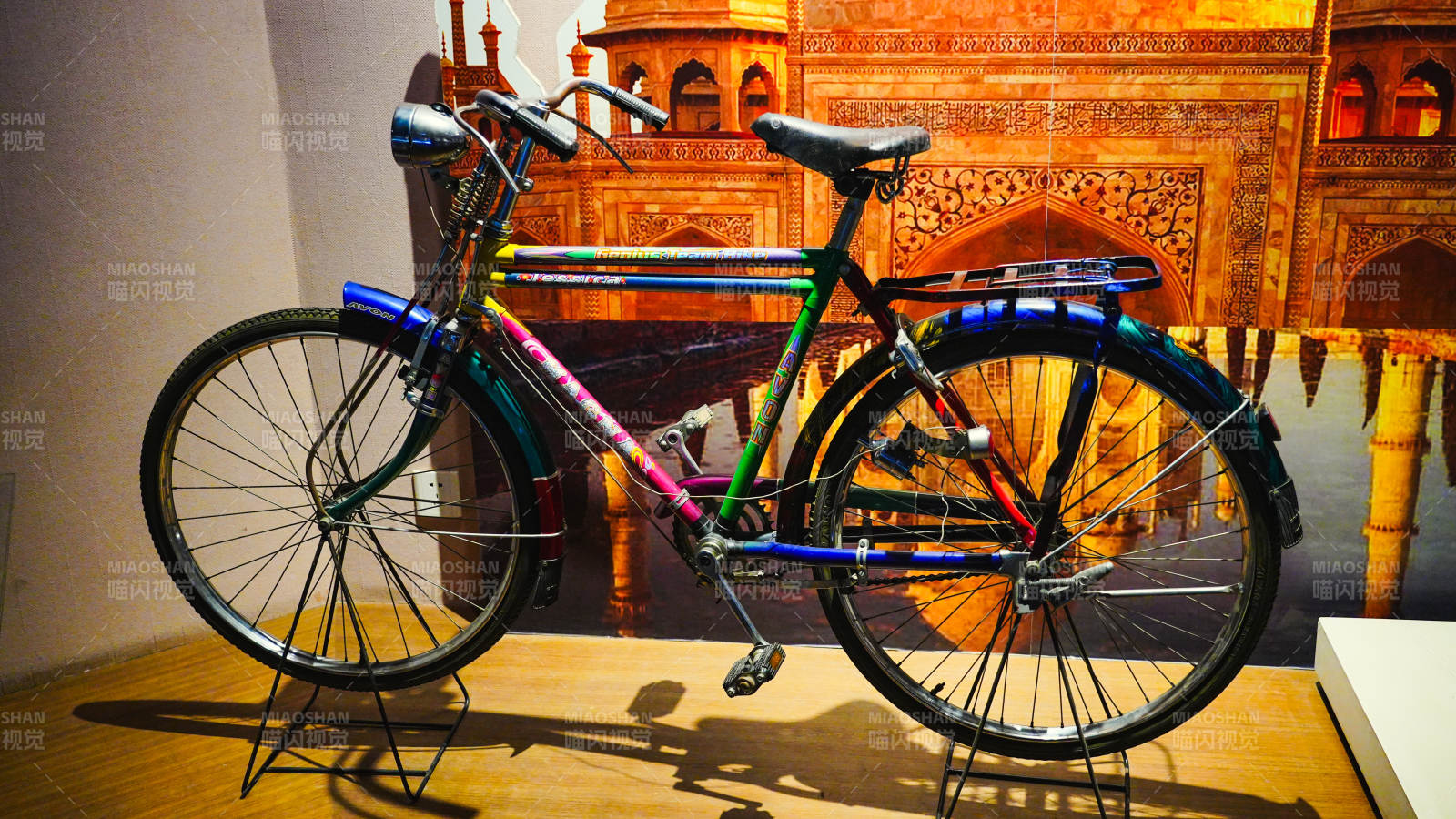彩色自行车展覽图片
