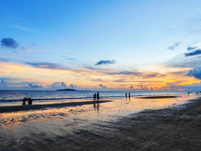 夕阳海滩剪影图片