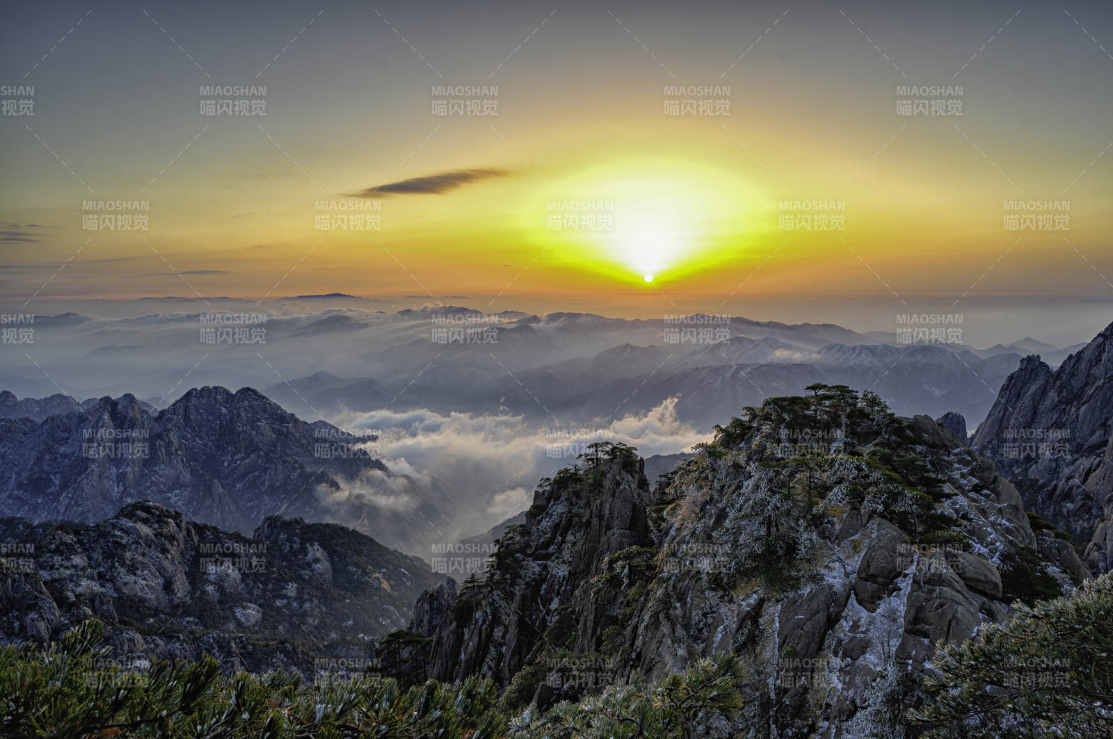 日出山巅云海图片