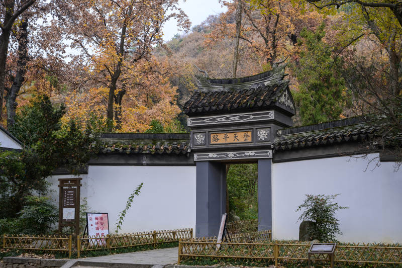 秋色中的古门楼图片