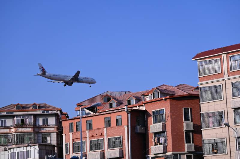 飞机掠过居民楼图片