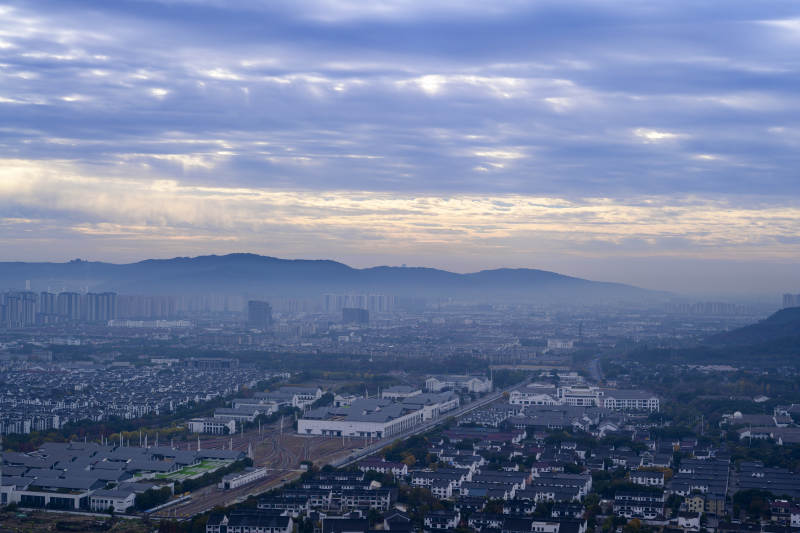 城市晨雾远景图片