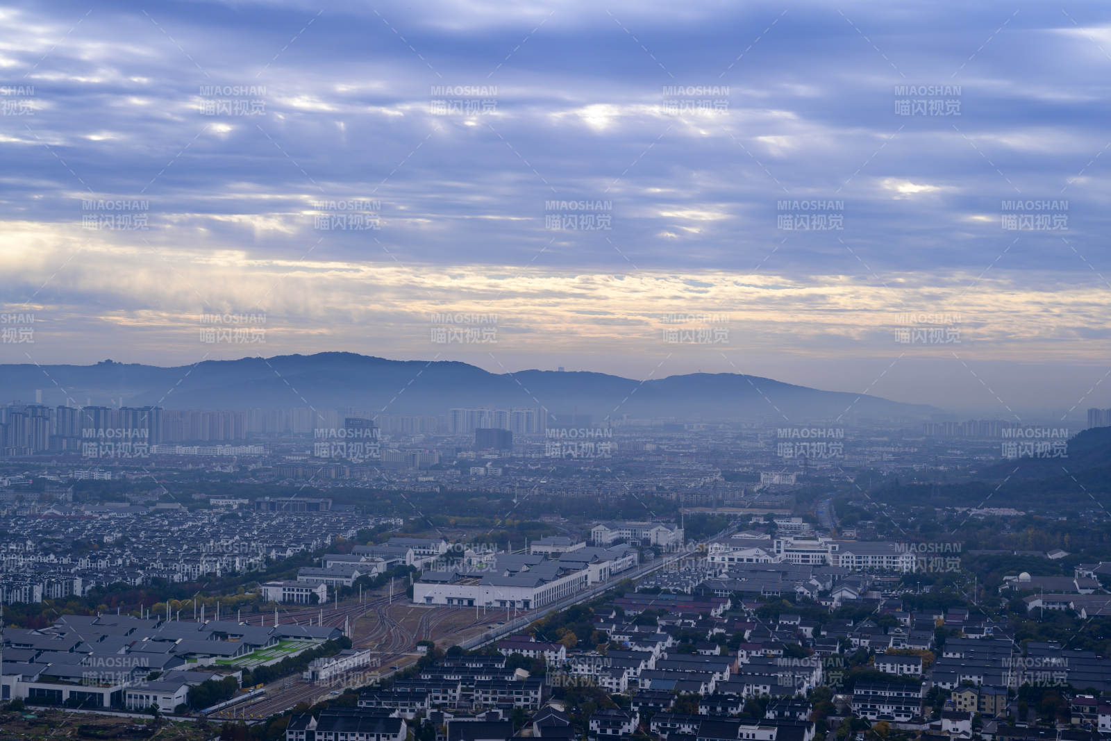 城市晨雾远景图片