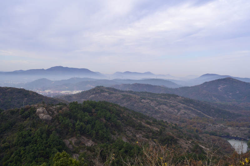 山峦叠翠远眺图图片