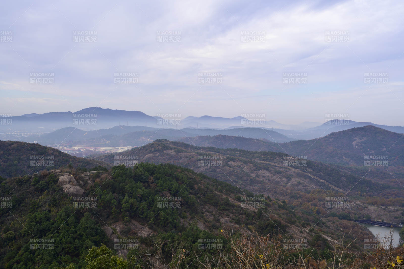 山峦叠翠远眺图图片