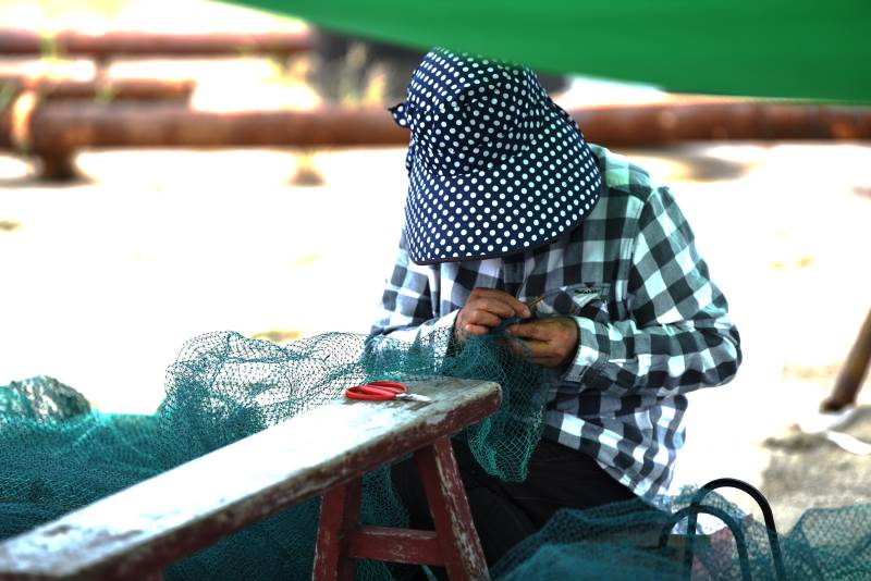 渔网修补人图片