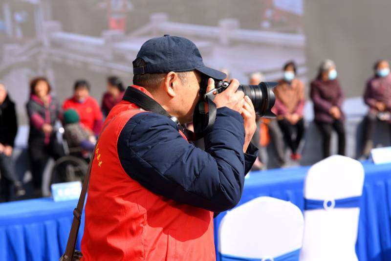 摄影者专注拍摄图片