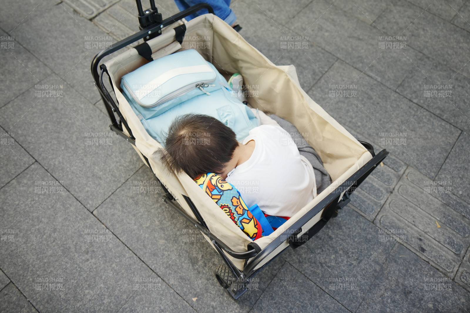 婴儿车中的熟睡宝宝图片