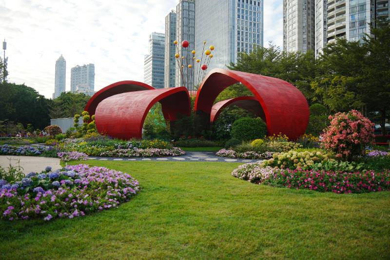城市花园红雕塑图片