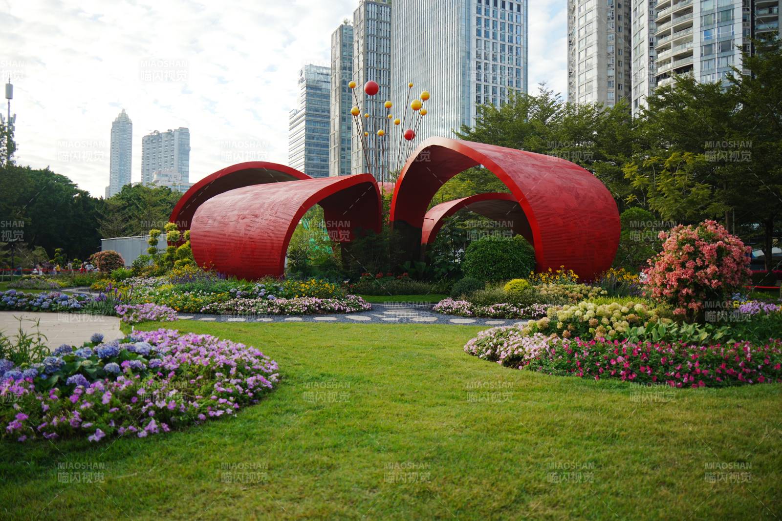 城市花园红雕塑图片