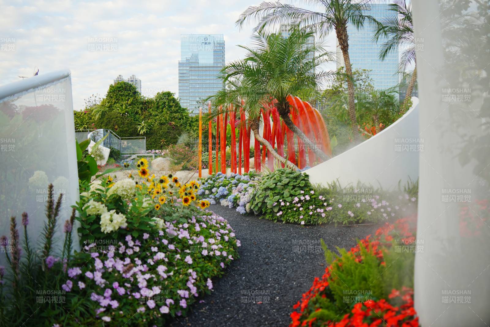 花海中的城市绿洲图片