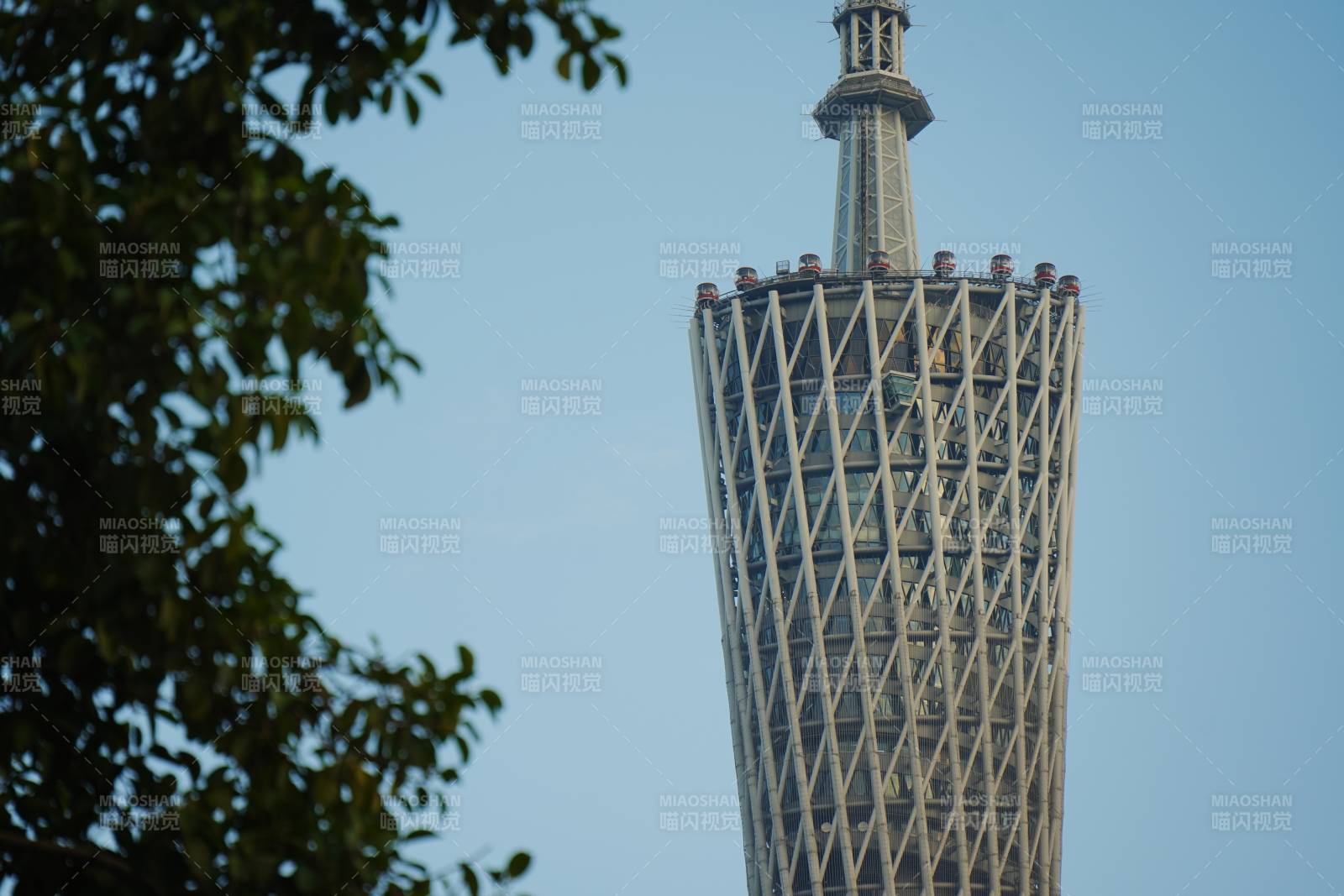 广州塔塔尖映蓝天图片