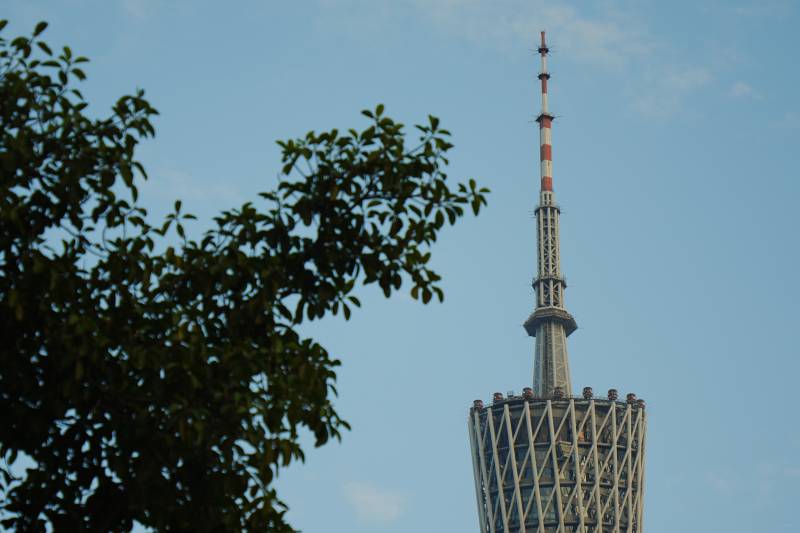 小蛮腰广州塔塔尖映蓝天图片
