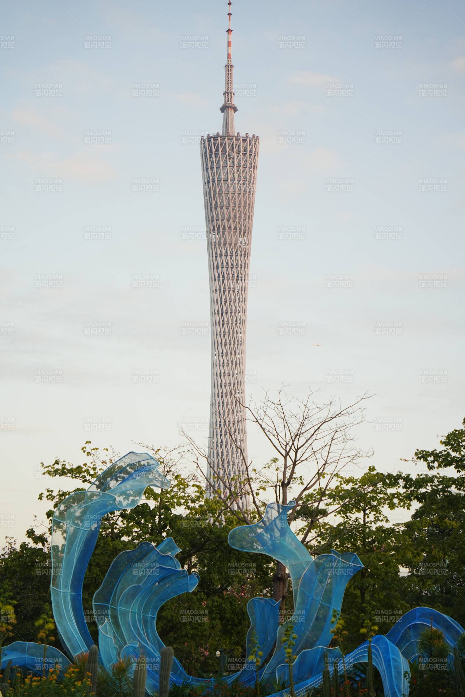 广州塔前蓝波雕塑图片