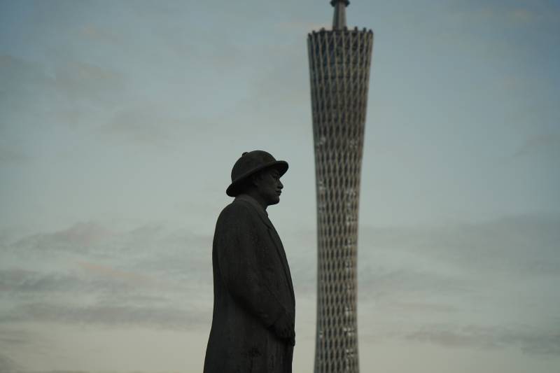 广州塔塔前伫立的孙中山雕像图片