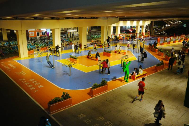 室内游乐场夜景图片