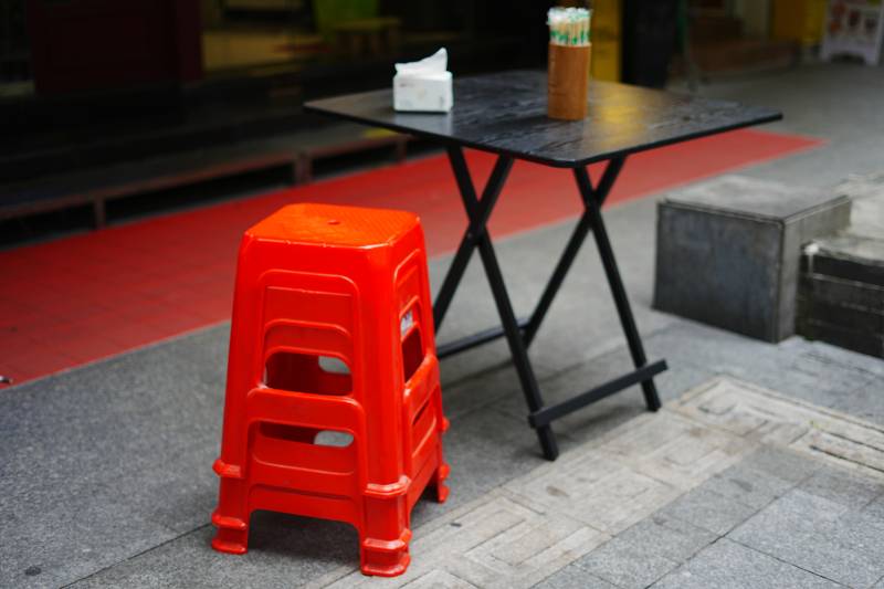 红色塑料凳与小桌图片