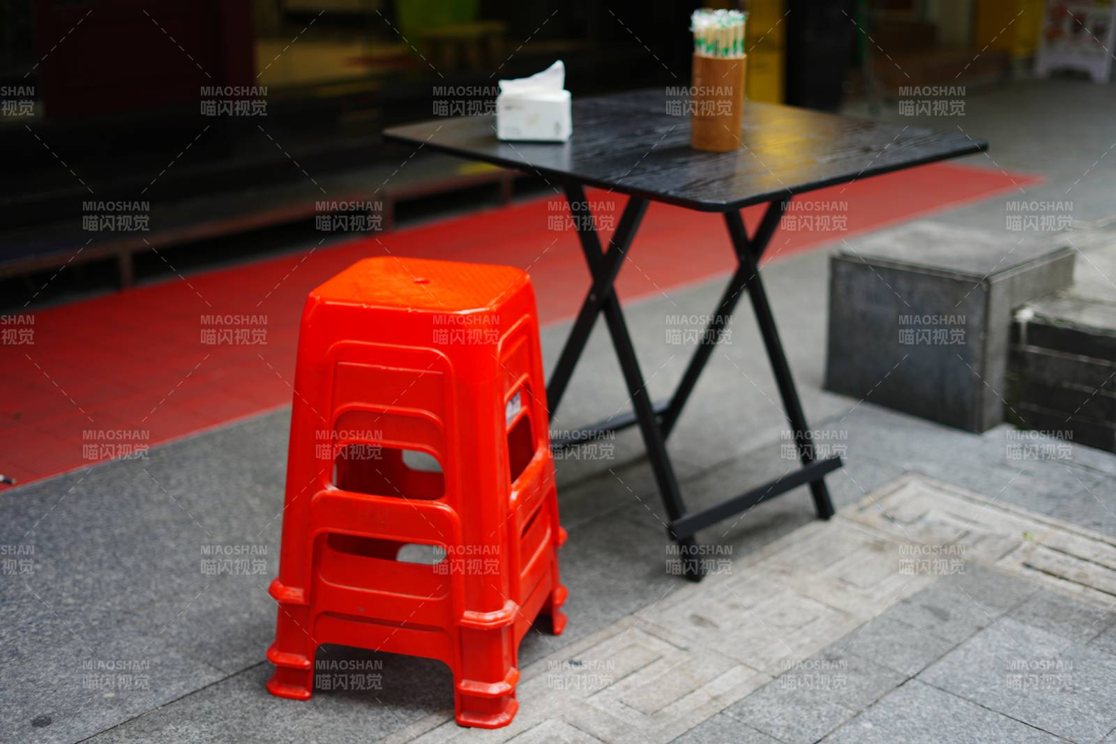 红色塑料凳与小桌图片