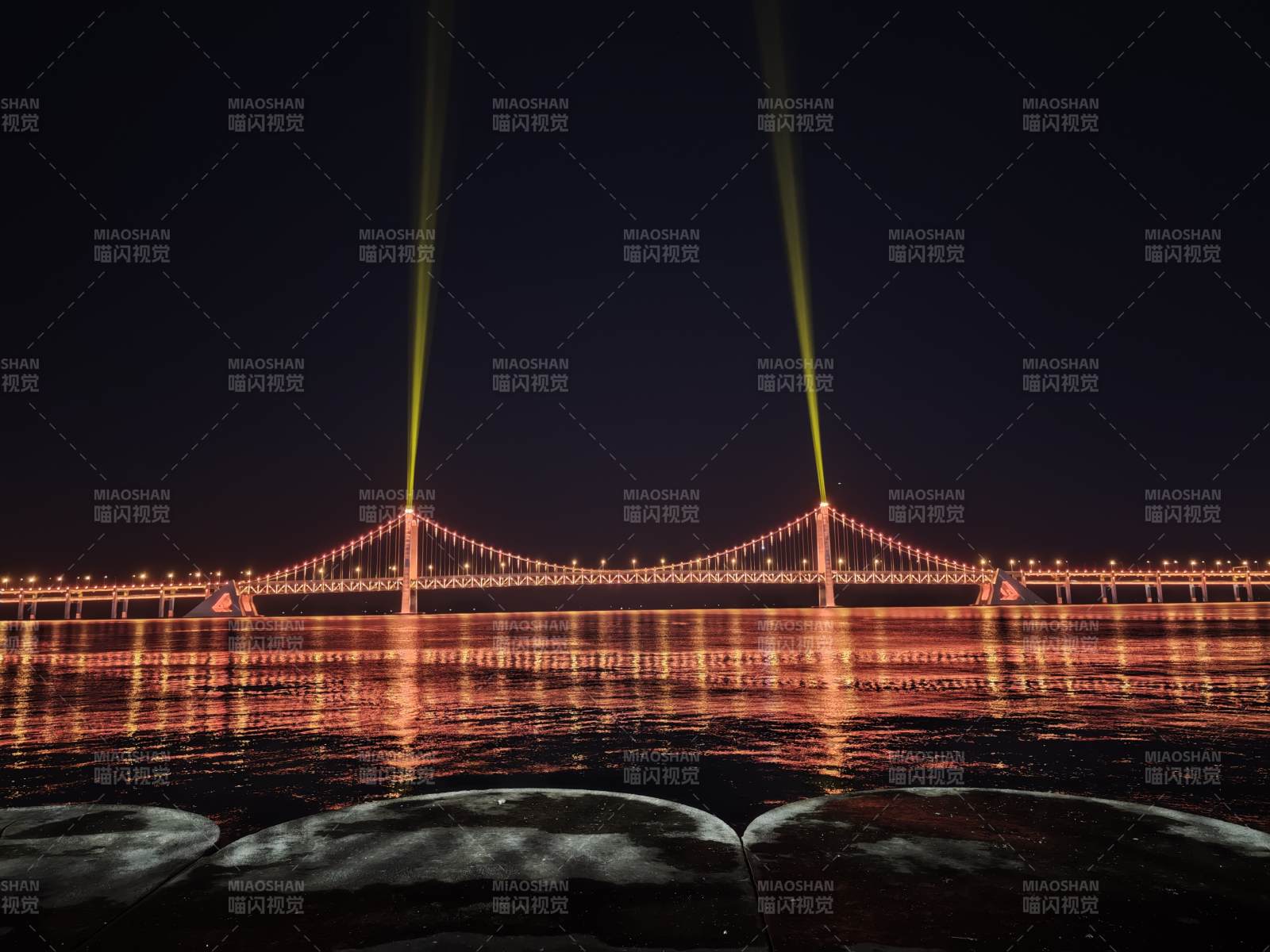 夜桥光束映水图片