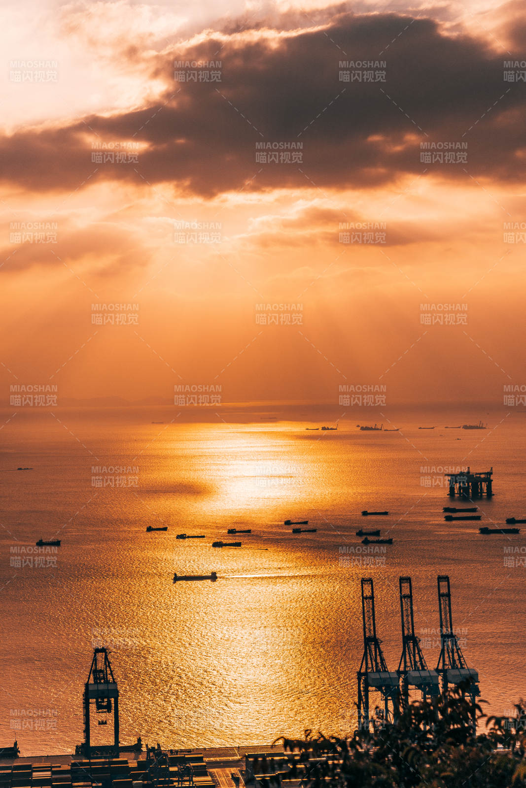 夕阳下的海港剪影图片