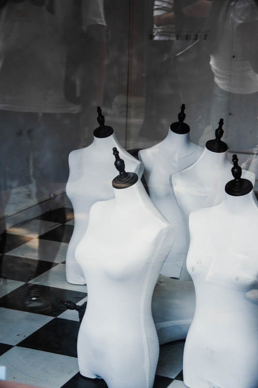 橱窗里的白色模特图片