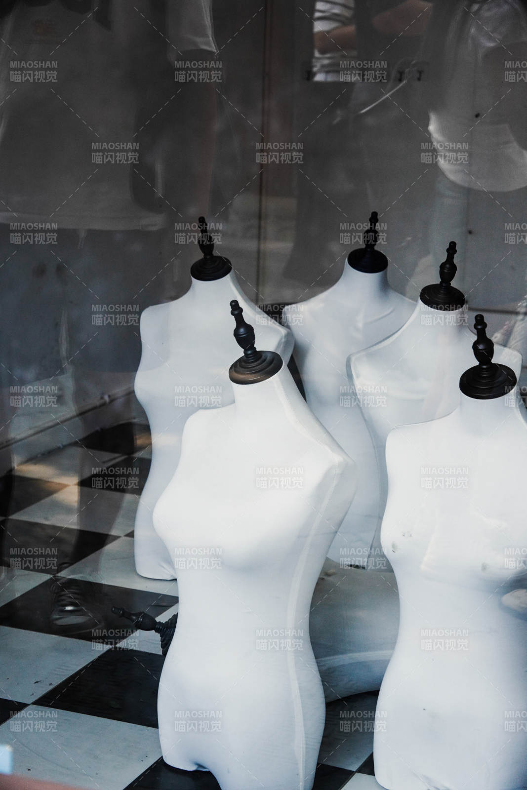 橱窗里的白色模特图片