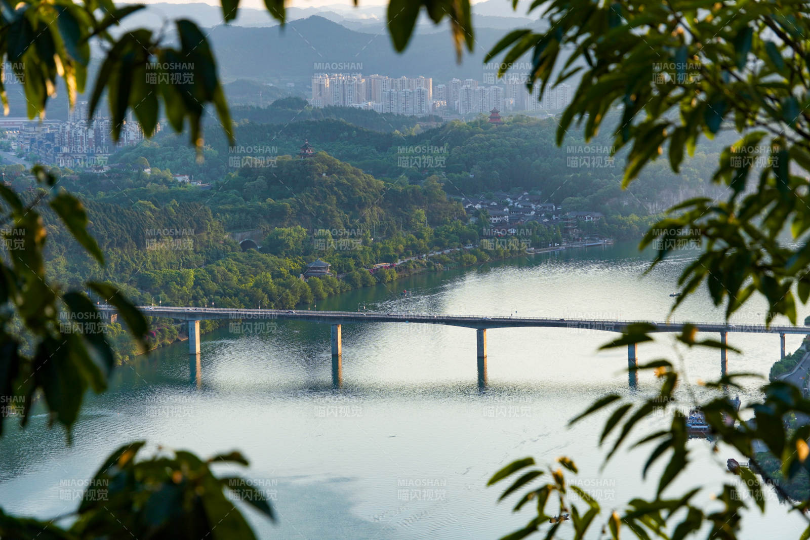 湖光山色桥影图片