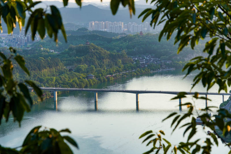 湖光山色桥影图片