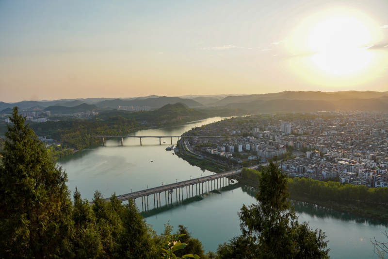 夕阳下的城市河景图片