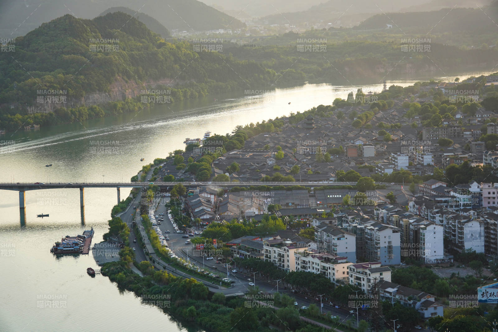山水之城晨曦美景图片