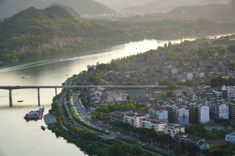 山水之城晨曦美景图片