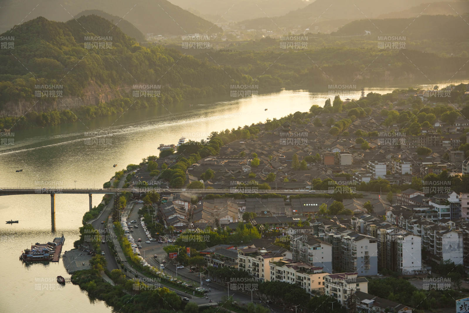 山水城桥晨景图片