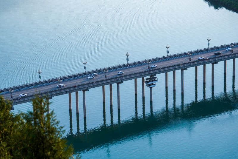 湖上长桥车行图图片