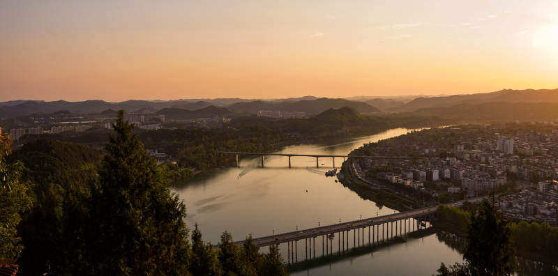 黄昏江城桥影图片