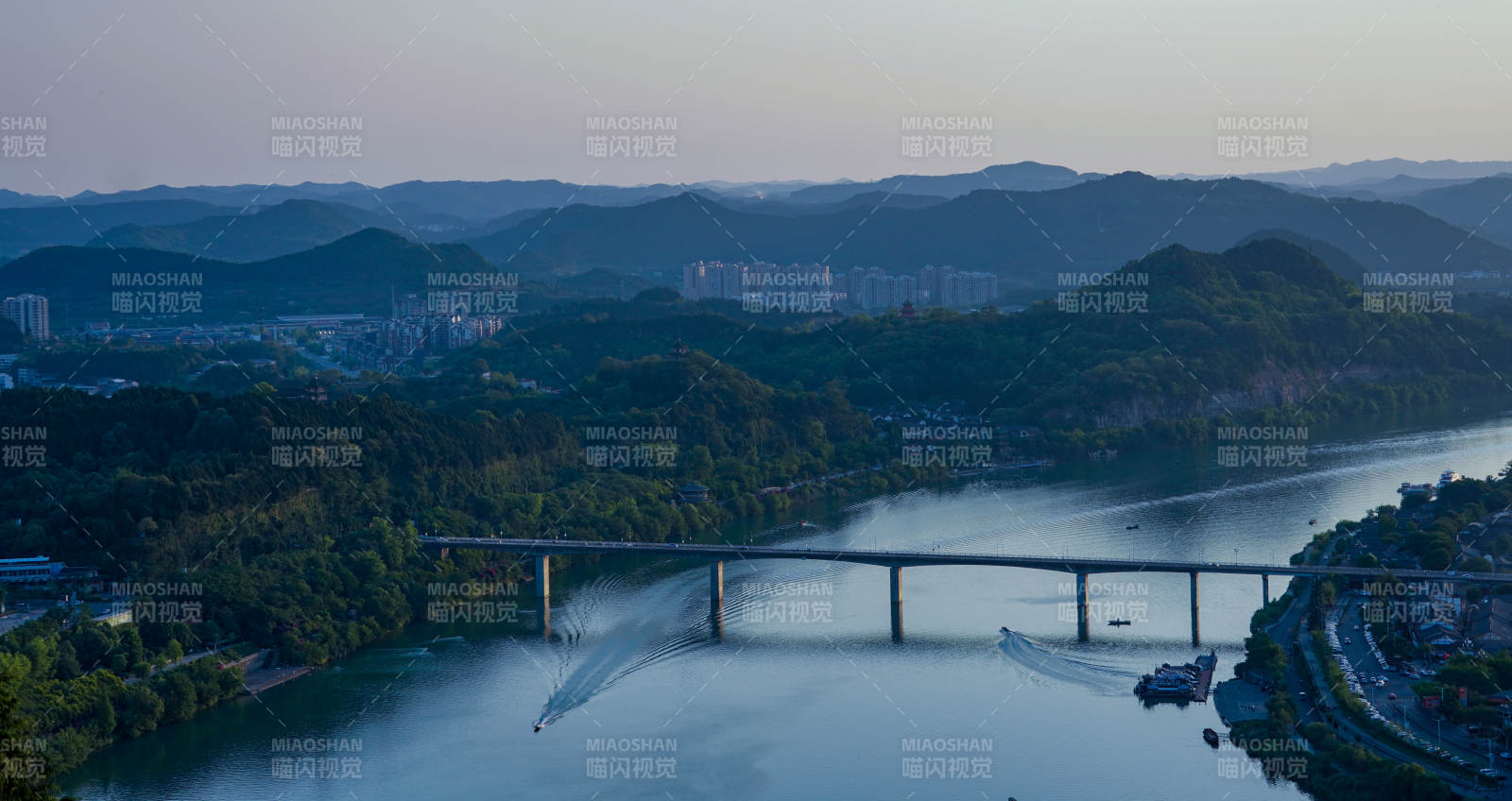 山水桥影晨雾中图片