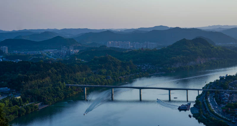 山水桥影晨雾中图片