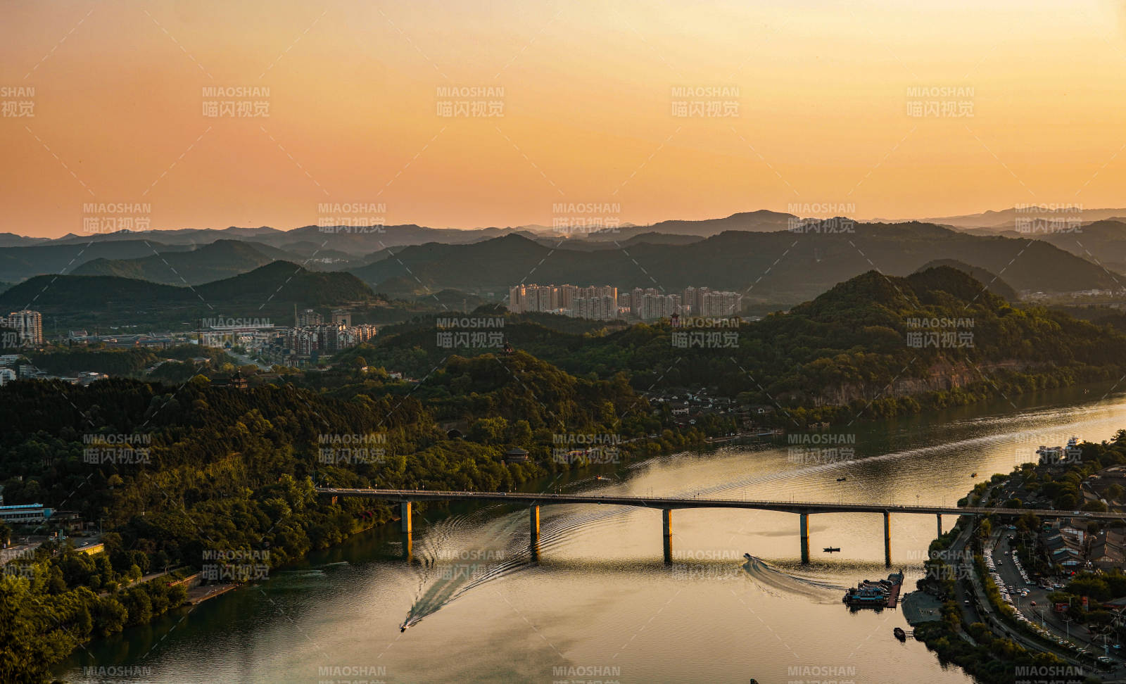 山水桥城晨曦图图片