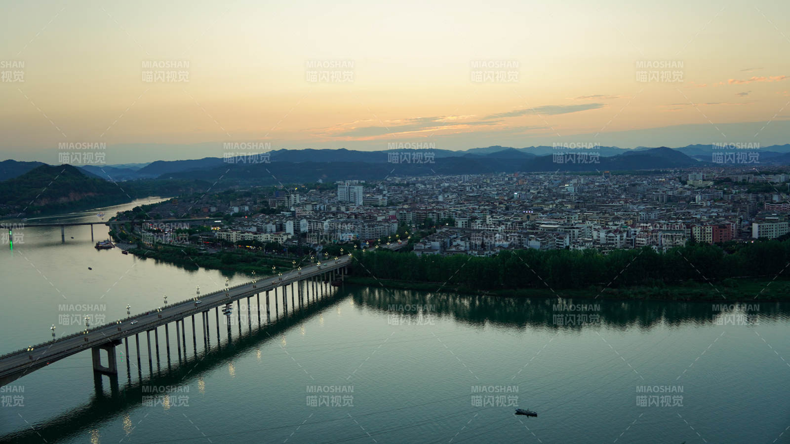 黄昏江畔城市风光图片