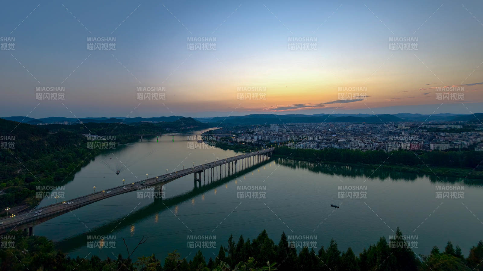 黄昏桥影映湖城图片