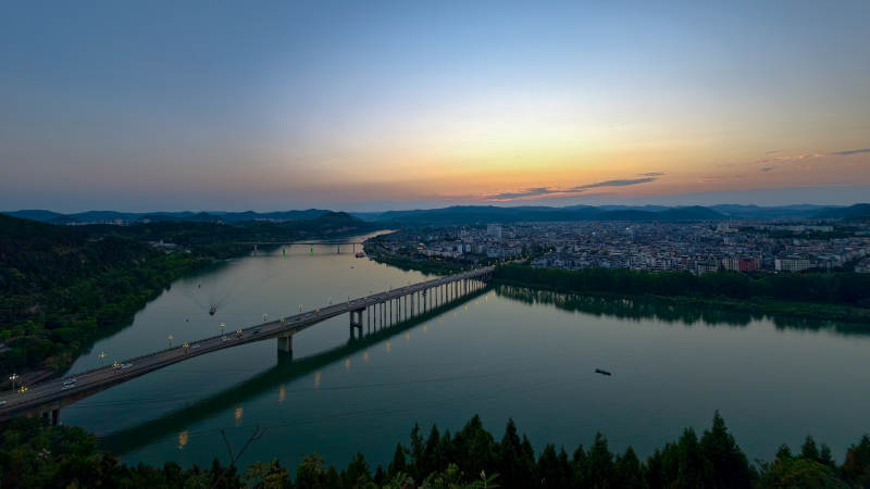 黄昏桥影映湖城图片