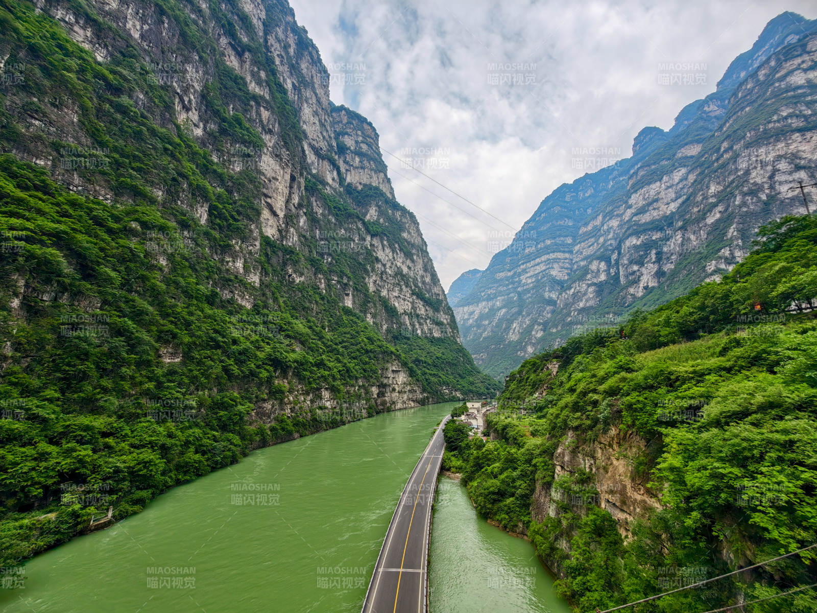 峡谷碧水公路图片