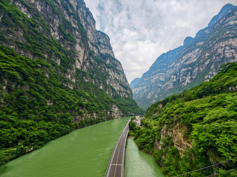 峡谷碧水公路图片