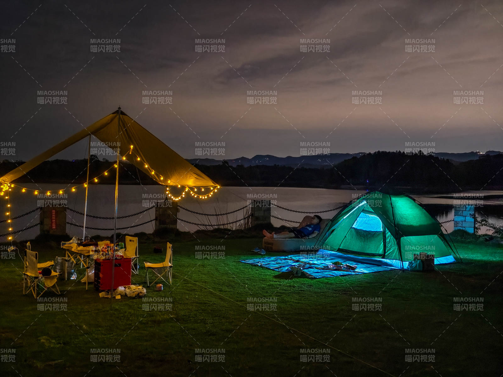 湖畔夜宿 灯火温馨图片